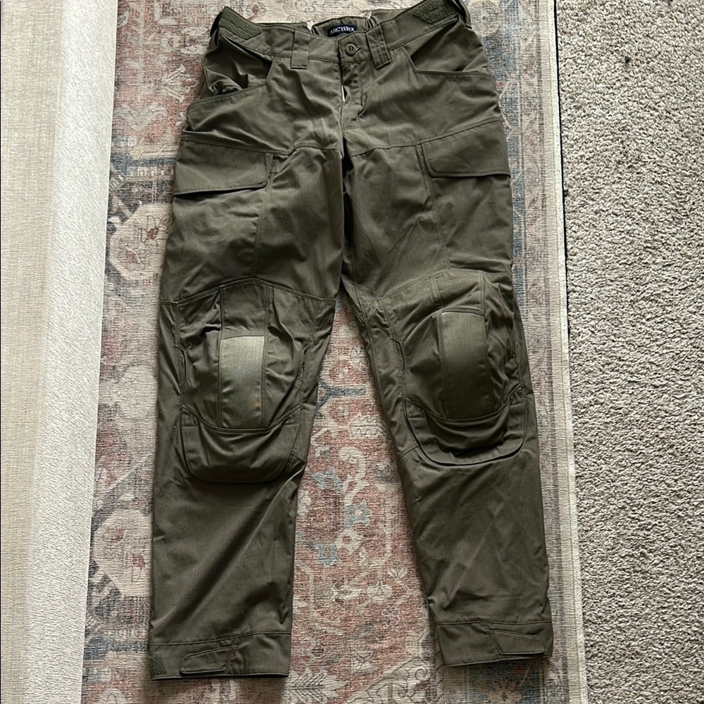 Arc'teryx Green Cargo Pants Tactical Design